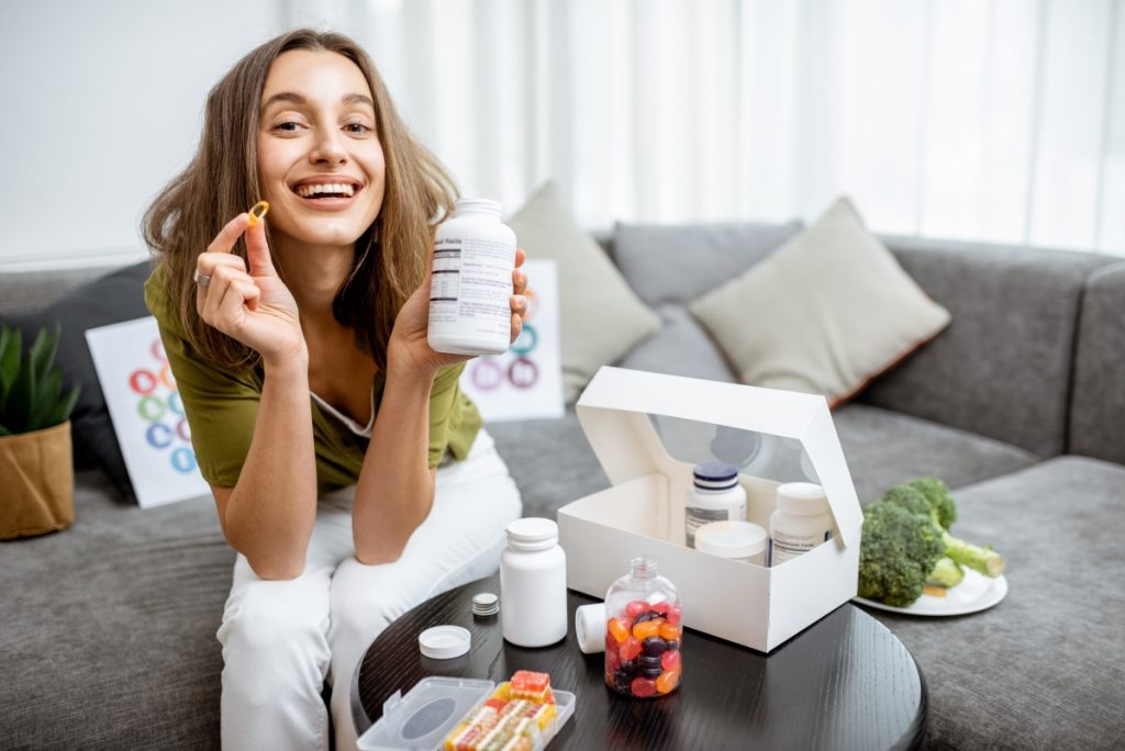 woman-with-nutritional-supplements